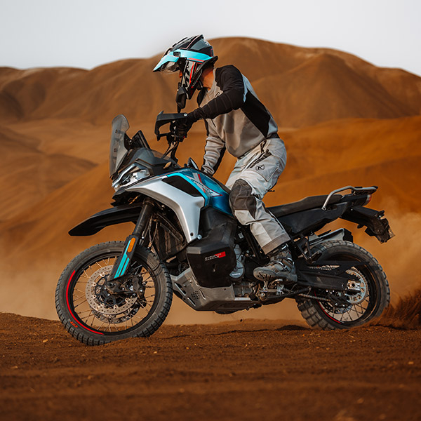 products/100/005/005/92/CFMOTO_800MT-X_Zephyr_Blue_2025_p3.jpg