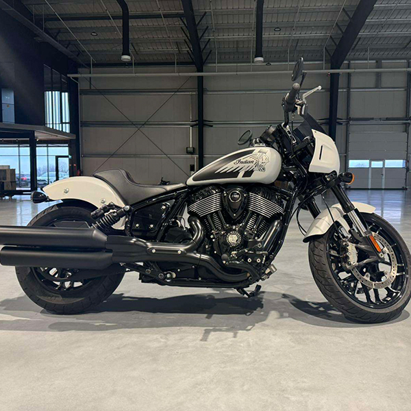 products/100/005/913/92/Naudotas Indian Motorcycle Sport Chief Ghost White Metallic ABS 2024.jpg