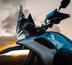 products/100/005/005/92/CFMOTO_800MT-X_Zephyr_Blue_2025_p10.jpg