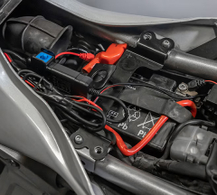 products/100/005/714/58/Vandeniui atsparus 12V-USB adapteris Quad Lock_jpg2.jpg