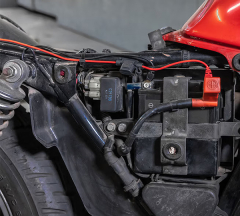 products/100/005/714/58/Vandeniui atsparus 12V-USB adapteris Quad Lock_jpg3.jpg